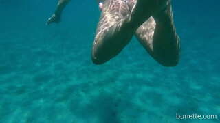 Pływam ze swoją anal korkiem w oceanie