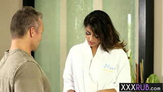 Seksīga beibe, Sophia Leone knelt un norīt dick pēc masāžas