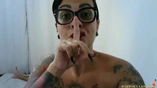 Egy nő felébred, a sajtó, valamint az a vége, hogy a tej csöpög le az oldalról