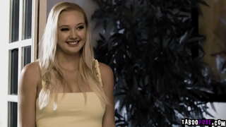 Milf Lauren Phillips e adolescente com tesão Paisley Porter revezando cavalo de Pau Chibbles enorme homem de carne