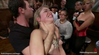 Blond pani Lorelei Lee stawia blondynkę z zakneblowany na kolana i bije ją kijami przed tłumem w miejscu publicznym, po czym James Dean i obcy dymają ją