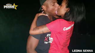 Qara oğlan yeyir тощую pişik öz nəhəng мачтой