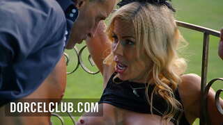 Sexo no parque com uma loira peituda MILF