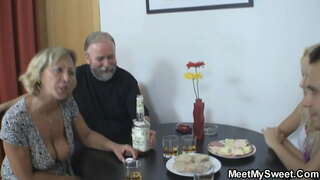 Jonk Schéinheet huet sex mat aler koppel