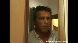 Հայրը օգտագործում է իրավիճակը анально