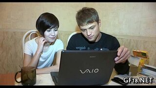 Linda nena ensancha las piernas