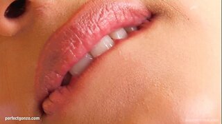 Lena zövq alır, мастурбируя barmaqları və дилдо bu Give Me Pink