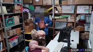 Русокоса тинејџерски shoplifter фатени крадење од страна на трговскиот центар полицаец