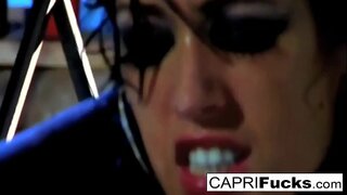 Gata morena apertado