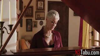 ���તિ દૂર હોય ત્યારે ઘરમાં સ્ત્રી રમવા - રાયન કીલી, ગિના વેલેન્ટાઇના