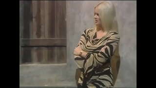 Groot gat blonde teef Hannah Harper suig en naai sjefs vet piel in die restaurant